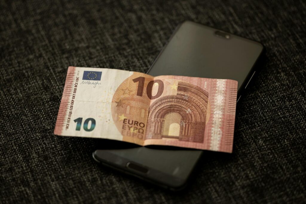 Panduan Pemula: Bedanya E-Wallet dan Mobile Banking untuk Transaksi Aman